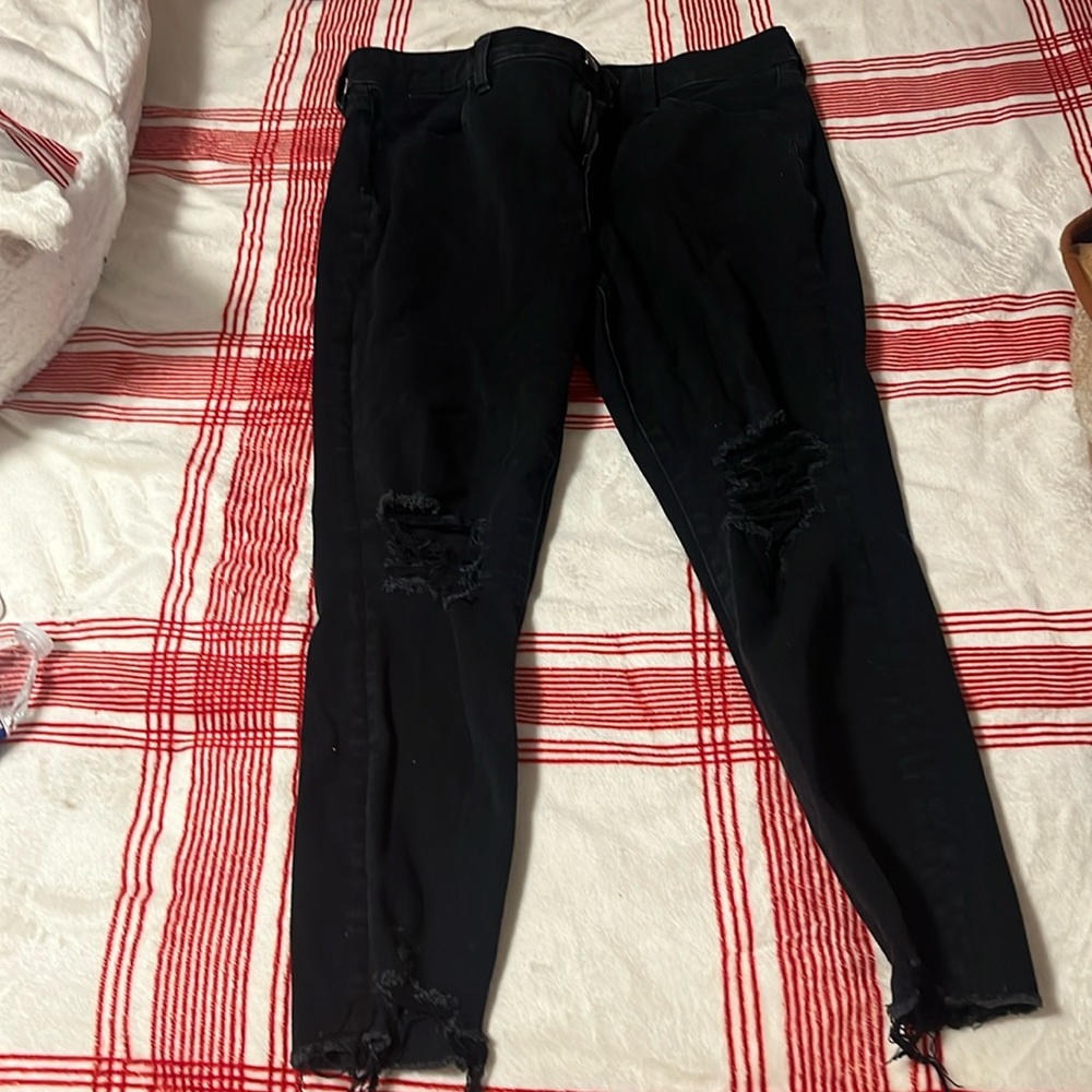 hello, i’m selling these jeans, in black in size 14 short, from american eagle